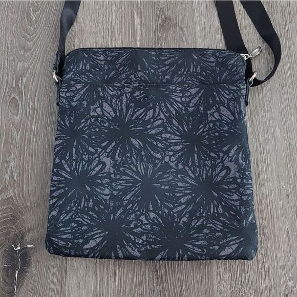 BAGGALLINI GO BAGG in ONYX FLORAL - Picture 3 of 8